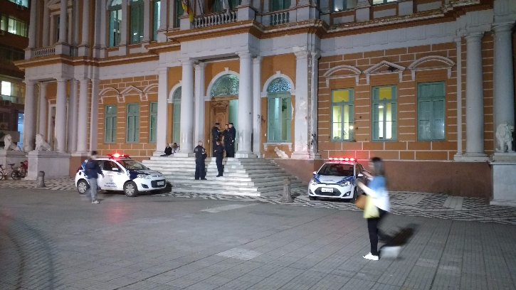 No início da noite de quarta-feira, depois do incêndio, duas viaturas da Guarda Municipal ficaram em frente à Prefeitura / Jornal JÁ