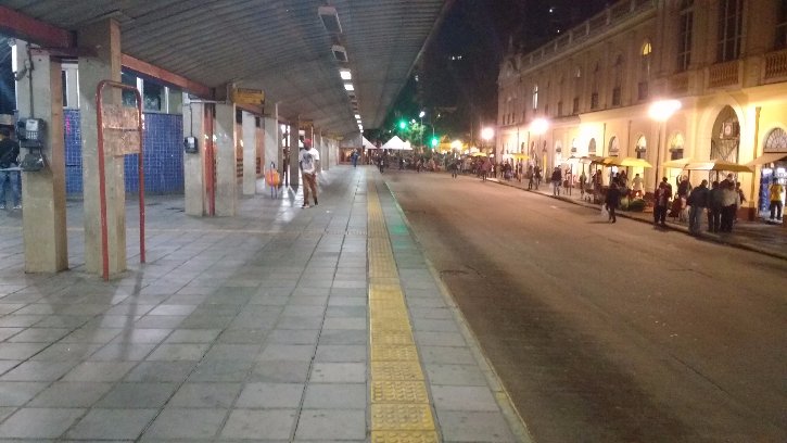 O terminal, vazio, depois do ataque ao ônibus da linha 731-Parque dos Maias-Sertório / JÁ