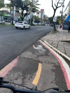 Porto Alegre: ciclovia que asfalto engoliu não tem data para voltar