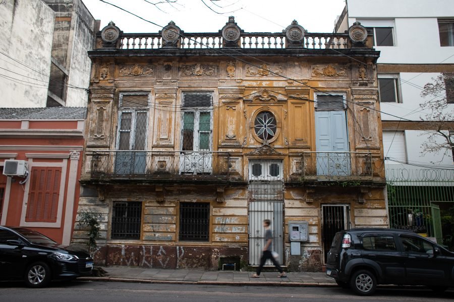 Prefeitura cria cadastro para identificar imóveis abandonados em Porto Alegre: estudos estimam mais de 100 mil