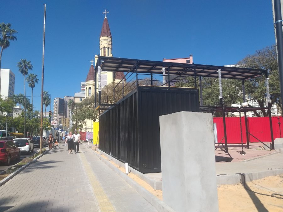 Estética do cimento e do contêiner desfigura monumentos e a paisagem urbana em Porto Alegre