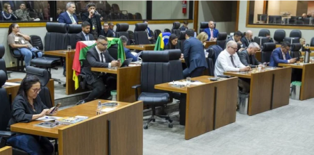 Sob protestos, privatização do DMAE entra em discussão na Câmara Municipal