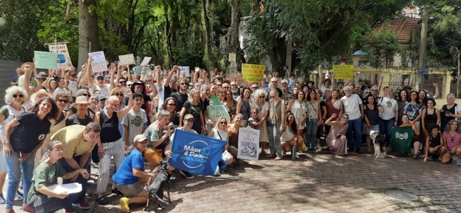 Moradores e ambientalistas protestam contra espigão na Gonçalo de Carvalho