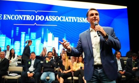 Quatro governadores no comício de Flávio em Porto Alegre