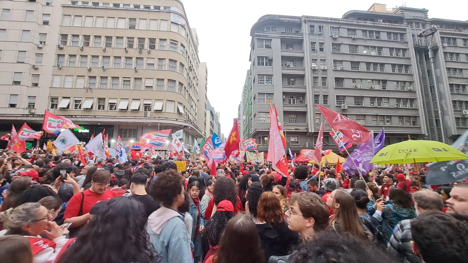 Ato da virada: multidões vão às ruas em onze capitais em apoio a Lula